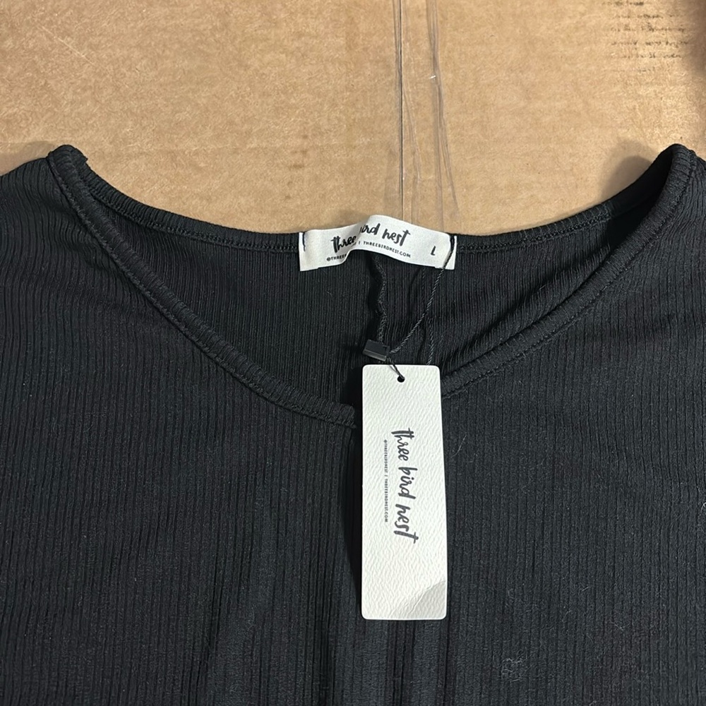 Three Birds Nest V-neck ribbed tee
